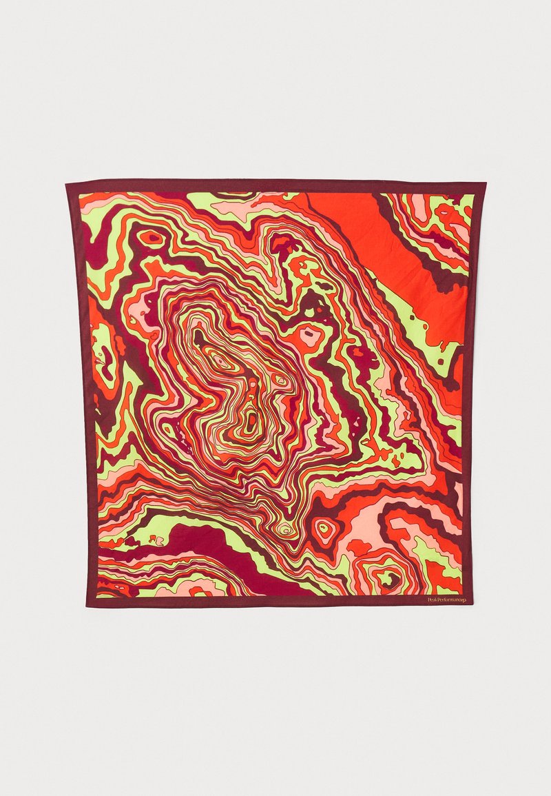 Seidentuch in quadratischer Form mit einem lebhaften abstrakten Muster in Rot, Pink und Grün, umrandet von einem tiefen Burgunder-Besatz.