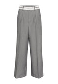 Graue weite Hose mit einem weißen gestreiften Bund, versehen mit Falten und einer glatten Textur. Strukturiertes Design mit geraden Beinöffnungen.