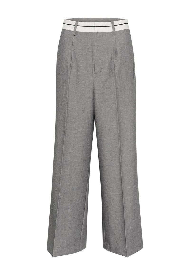 Graue weite Hose mit einem weißen gestreiften Bund, versehen mit Falten und einer glatten Textur. Strukturiertes Design mit geraden Beinöffnungen.