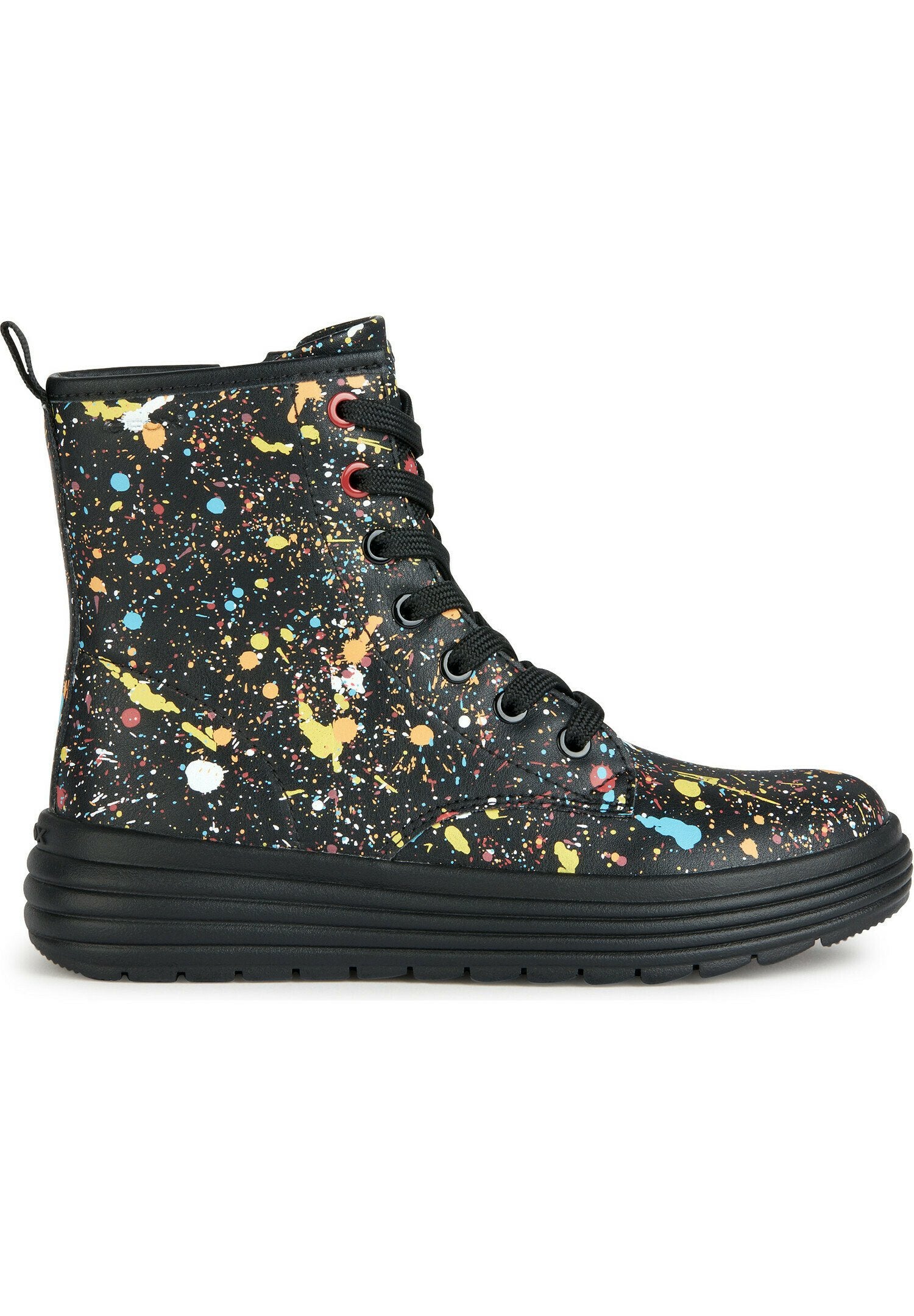 Schwarze Knöchelstiefel mit einem Spritzfarbendesign in Gelb, Blau, Rot und Weiß. Mit Schnürung vorne und strukturiertem Gummisohle.