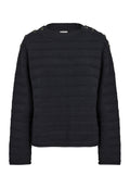 Schwarzer gestrickter Pullover mit horizontalen Streifen, rundem Halsausschnitt und Knopfakzenten an den Schultern. Strukturierter Stoff mit lockerer Passform.