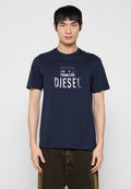 Marineblaues Baumwoll-T-Shirt mit kurzen Ärmeln; vorne ein großes weißes "DIESEL"-Logo. Klassischer Rundhalsausschnitt.