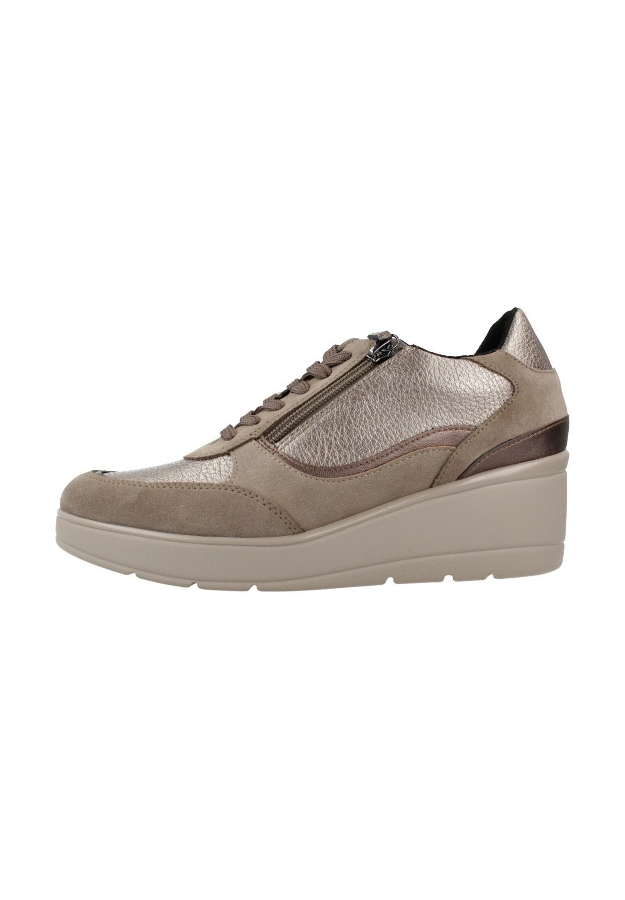 Beige Sneaker mit strukturiertem Leder und Wildleder-Elementen, verfügt über einen seitlichen Reißverschluss und kontrastierende braune Akzente, auf einer hellen Wedge-Sohle.