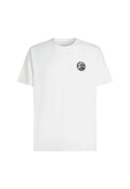 Weißes Baumwoll-T-Shirt mit kurzen Ärmeln und Rundhalsausschnitt. Auf der linken Brustseite befindet sich ein rundes schwarzes Logo. Einfaches Design, ohne Muster.