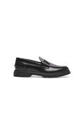 Schwarze Lederloafers mit einem strukturierten grauen und schwarzen karierten Obermaterial, ausgestattet mit einer niedrigen, klobigen Sohle und einem dekorativen Riemendetail.