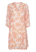 Blumenmuster-Kleid in Hellrosa mit orangefarbenen und grünen Blattmotiven. Es hat einen V-Ausschnitt, 3/4-Ärmel und eine lockere A-Linien-Silhouette.
