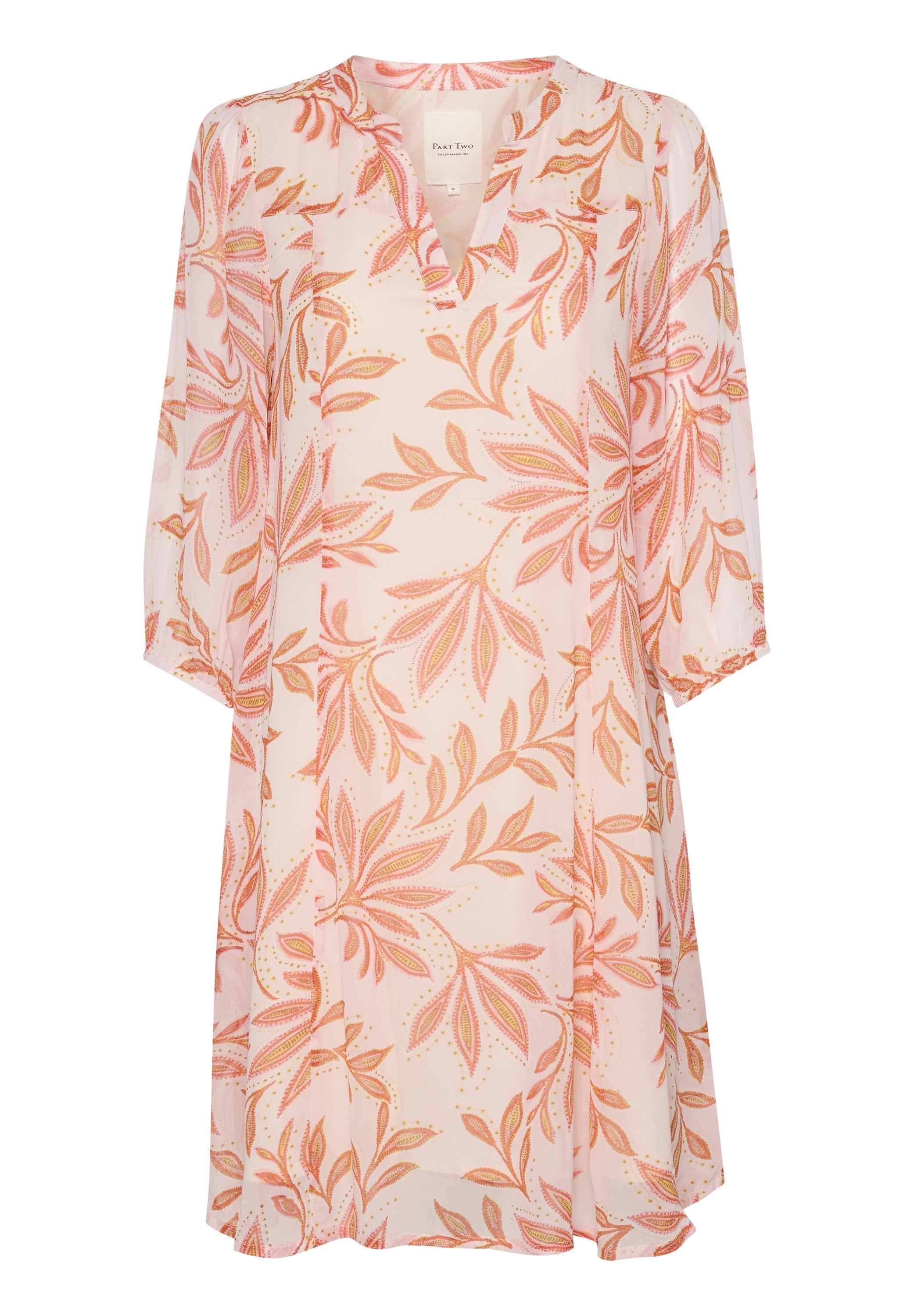 Blumenmuster-Kleid in Hellrosa mit orangefarbenen und grünen Blattmotiven. Es hat einen V-Ausschnitt, 3/4-Ärmel und eine lockere A-Linien-Silhouette.