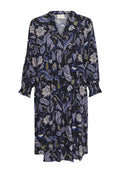 Marineblaues Blumenkleid aus leichtem Material, mit V-Ausschnitt, langen Ärmeln und Paisleymustern in Blautönen, Creme und Grün.