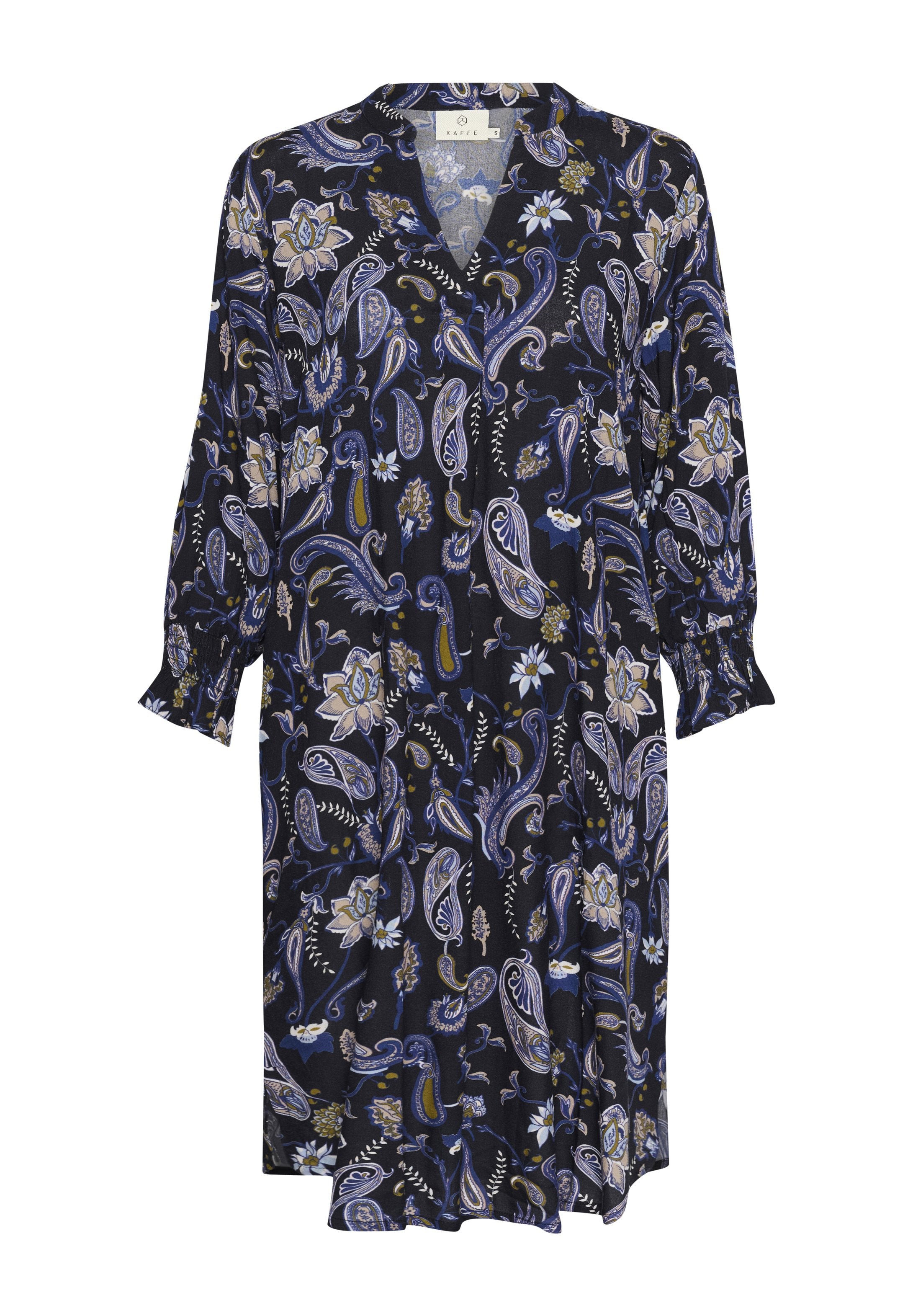 Marineblaues Blumenkleid aus leichtem Material, mit V-Ausschnitt, langen Ärmeln und Paisleymustern in Blautönen, Creme und Grün.