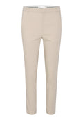 Beige maßgeschneiderte Hose, glattes Material, schlanker Schnitt, flacher Bund, Seitentaschen und keine sichtbaren Verzierungen. Knöchellanges Design.