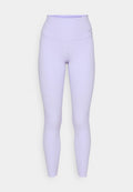 Lila hoch taillierte Leggings mit einer glatten, elastischen Textur und einem Nike-Logo am Bund, entworfen für Komfort und Bewegungsfreiheit.