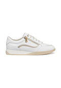 Weißer Sneaker im Low-Top-Stil mit beiger Sohle, goldfarbenem Reißverschluss an der Seite, passenden beigen Wildlederakzenten und weißen Schnürsenkeln.