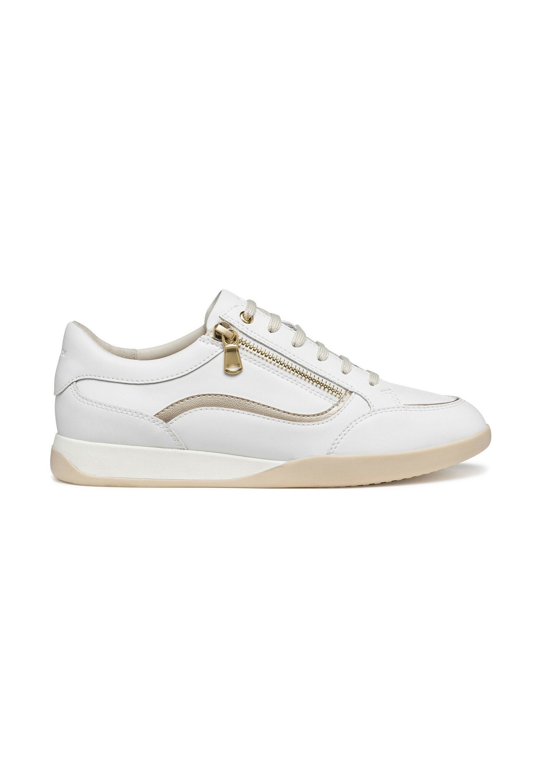 Weißer Sneaker im Low-Top-Stil mit beiger Sohle, goldfarbenem Reißverschluss an der Seite, passenden beigen Wildlederakzenten und weißen Schnürsenkeln.