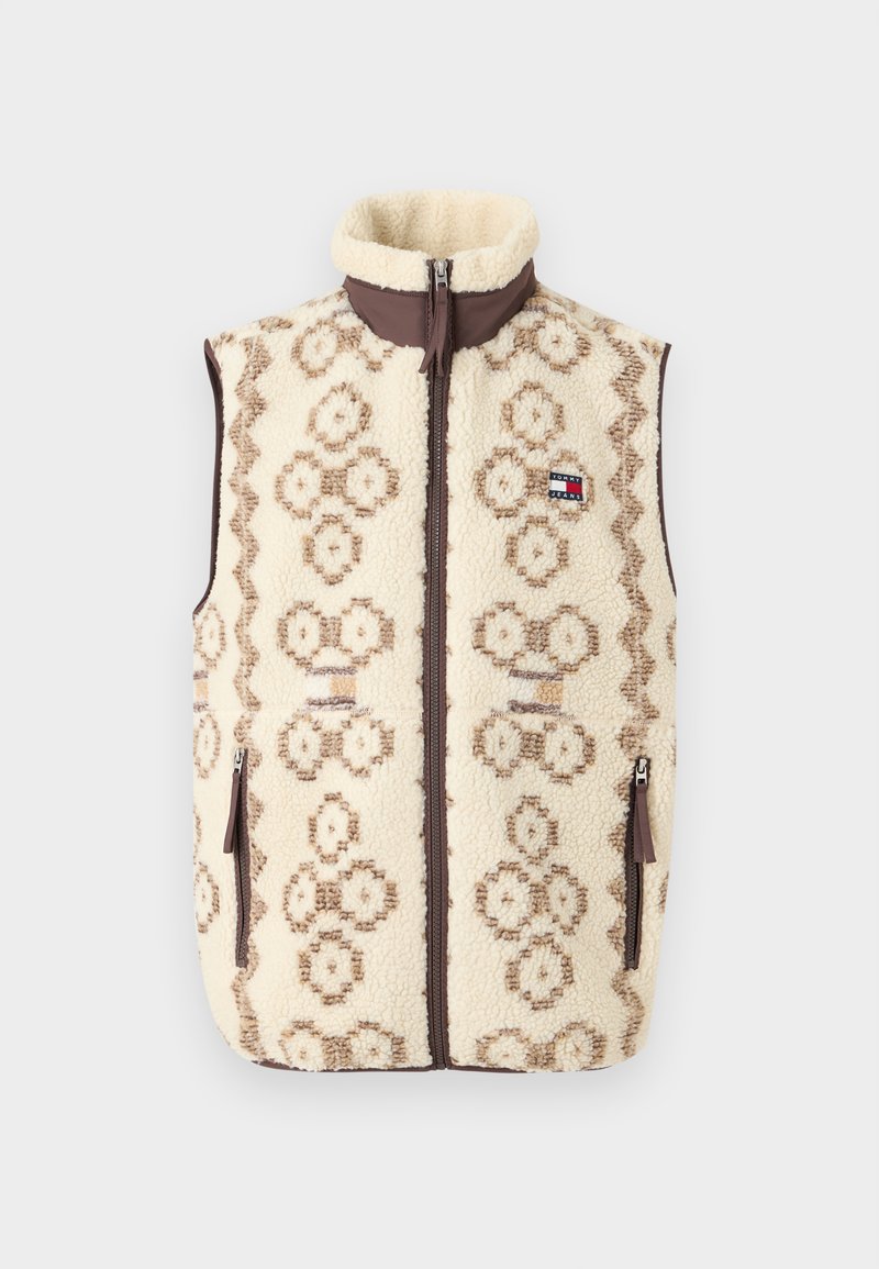 Fleece-Weste mit cremefarbener Basis, braunem geometrischen Muster und durchgehendem Reißverschluss. Sie verfügt über Seitentaschen und einen hohen Kragen.