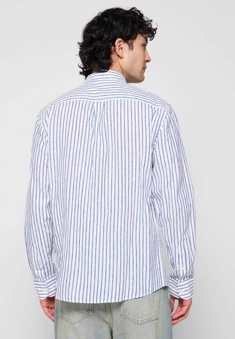 REGULAR FIT Media 2