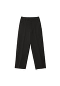 Schwarze, weite Hosen aus leichtem Stoff mit zwei Vorder pockets und glatter Textur; verfügt über einen flachen Bund und Gürtelschlaufen.