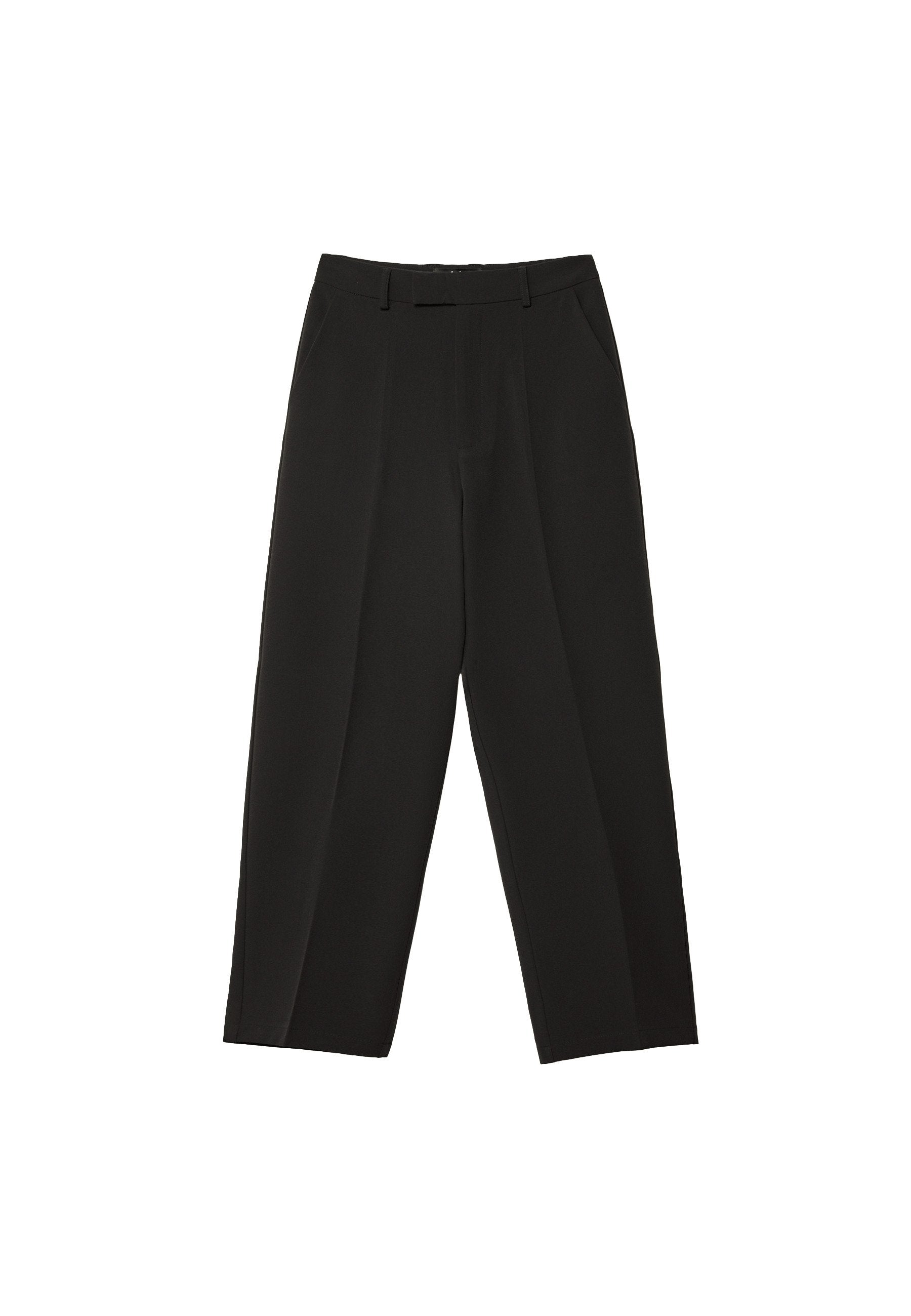 Schwarze, weite Hosen aus leichtem Stoff mit zwei Vorder pockets und glatter Textur; verfügt über einen flachen Bund und Gürtelschlaufen.