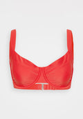 Roter Bikini-Oberteil aus glattem Stoff, mit breiten Trägern, Unterbruststütze und einem Mittelverschluss zum Befestigen. Schlichtes Design ohne Muster.