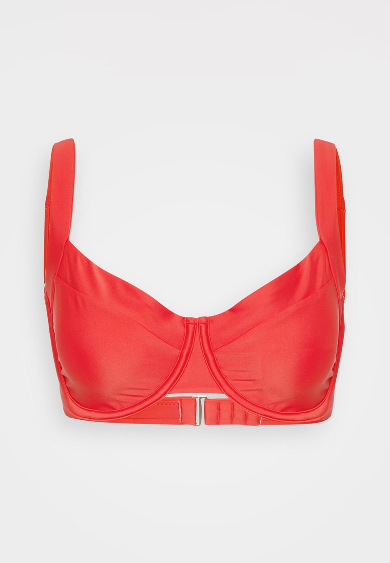 Roter Bikini-Oberteil aus glattem Stoff, mit breiten Trägern, Unterbruststütze und einem Mittelverschluss zum Befestigen. Schlichtes Design ohne Muster.