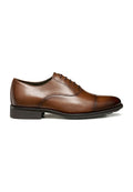 Braune Lederdressschuhe mit glatter Oberfläche, runden Zehen, seitlichem Schnürdesign mit sechs Ösen und einer flachen Gummisohle.