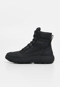 Schwarzer High-Top-Sneaker mit Schnürung vorne, gepolstertem Kragen, robuster Sohle und Zuglasche hinten für einfaches Anziehen.