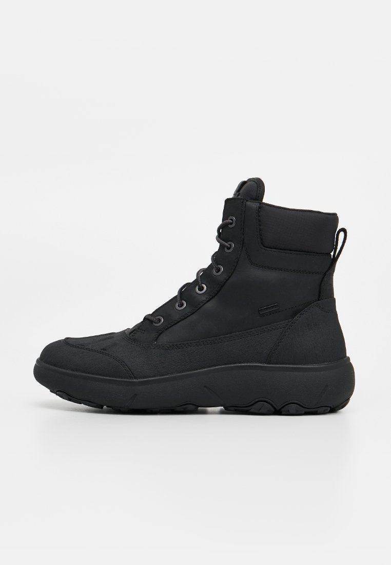 Schwarzer High-Top-Sneaker mit Schnürung vorne, gepolstertem Kragen, robuster Sohle und Zuglasche hinten für einfaches Anziehen.