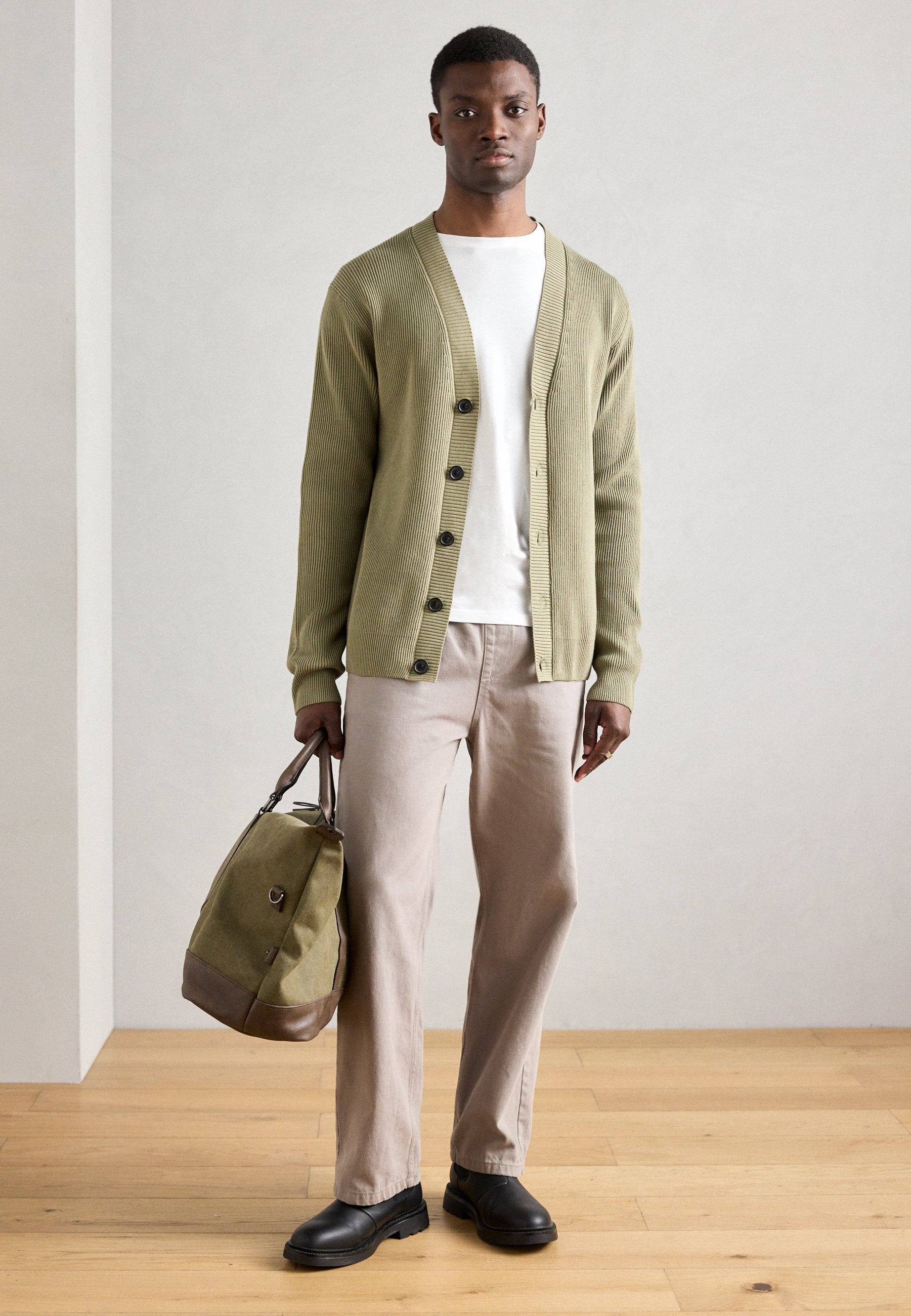 BUTTON CARDIGAN Media 2