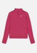 Rosa Nike-Pullover mit hohem Kragen, halbem Reißverschluss, langen Ärmeln und Daumenlöchern. Hergestellt aus glattem, elastischem Material. Weißes Logo auf der Brust.