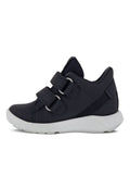 Dunkelblaue Sneakers mit zwei verstellbaren Klettverschlüssen, runder Zehenpartie und einer weißen Gummisohle. Strukturierte Seitenpanels bieten Unterstützung.