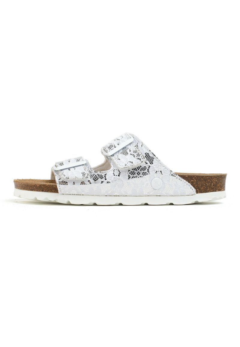 Weiße Sandalen mit einem Lacedesign, zwei verstellbaren Riemen, Korkfußbett und weißer Gummisohle. Strukturierter Oberstoff, lässiges Design.