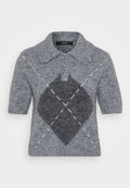 Kurzärmeliger Poloshirt-Pullover aus grauer Wolle mit einem dunkelgrauen Diamantmuster und weißen Nähakzenten. Klassischer Kragen mit Knöpfen.