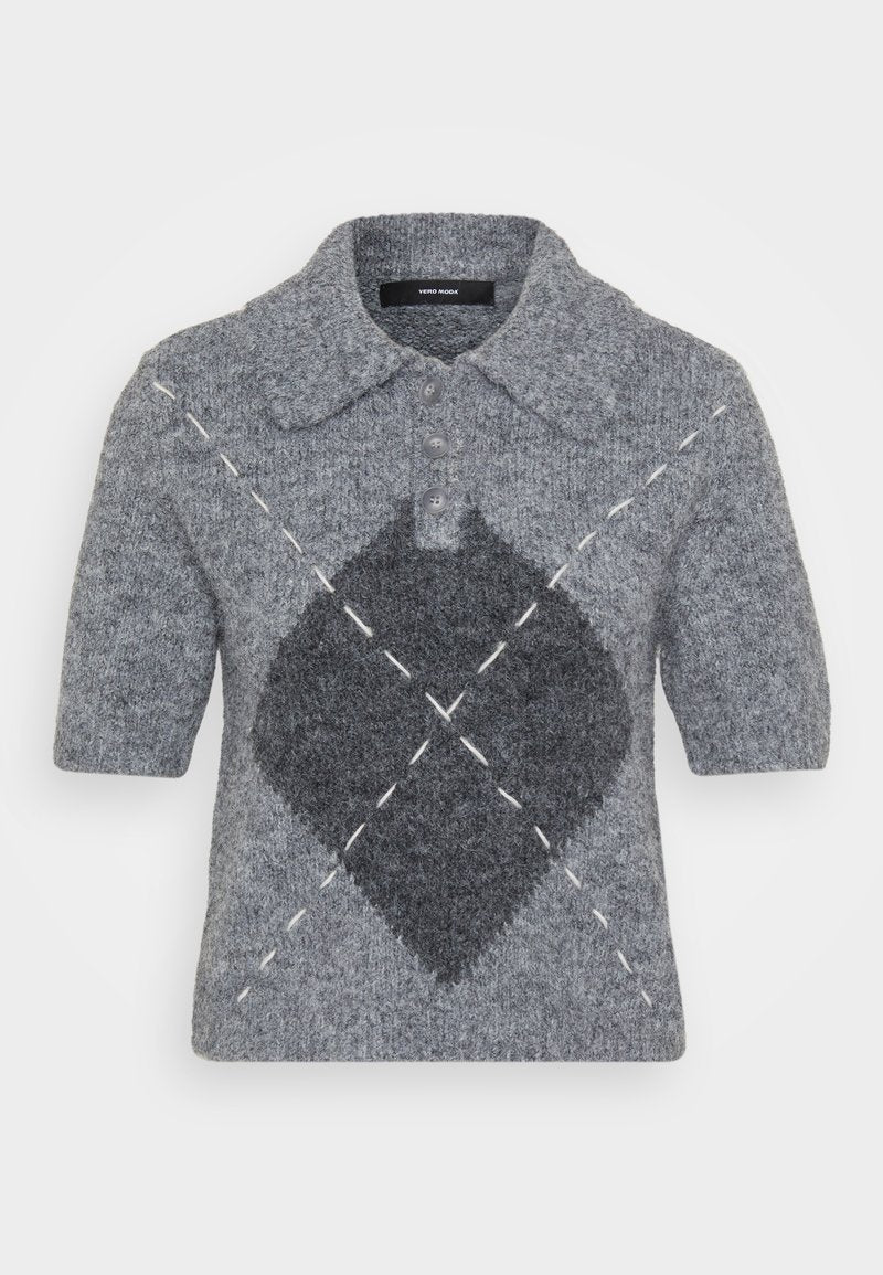 Kurzärmeliger Poloshirt-Pullover aus grauer Wolle mit einem dunkelgrauen Diamantmuster und weißen Nähakzenten. Klassischer Kragen mit Knöpfen.