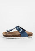 Blaue Leder-Tanga-Sandale mit verstellbarem silbernen Schnallenverschluss, Korkfußbett, weißer Gummisohle und kreisförmigem Dekorationselement am Riemen.