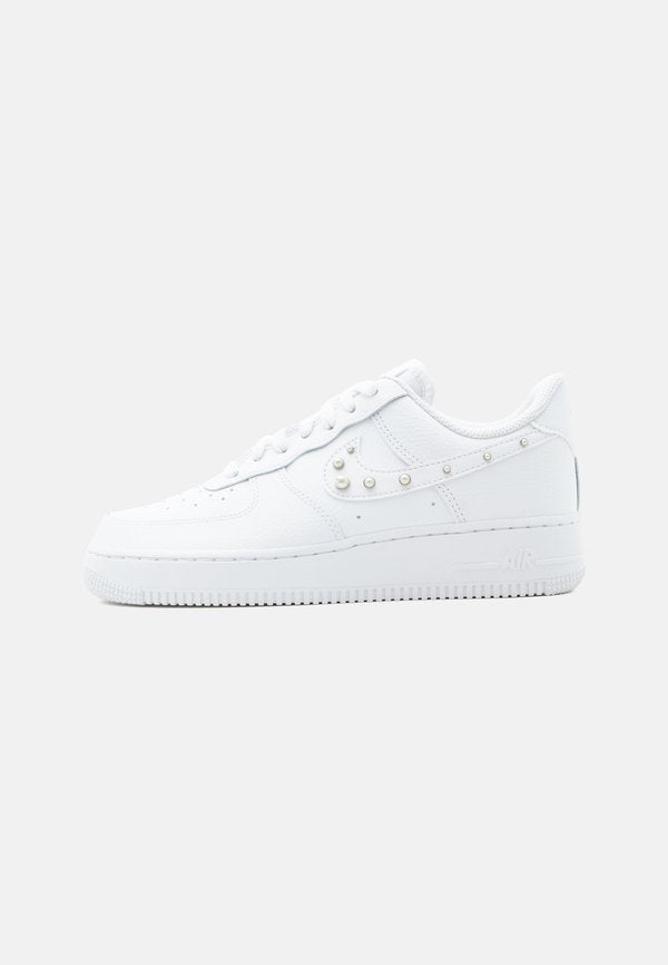 Nike Sportswear AIR FORCE 1 07 - Trainers - white/metallic silver-coloured/pure platinum-coloured