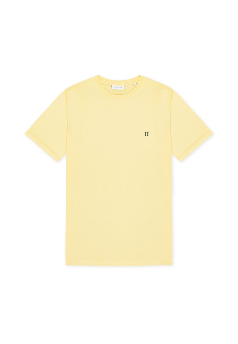Gelbes Baumwoll-T-Shirt mit kurzen Ärmeln und Rundhalsausschnitt. Verfügt über ein kleines grünes "II"-Emblem auf der linken Brust. Glatte Textur.