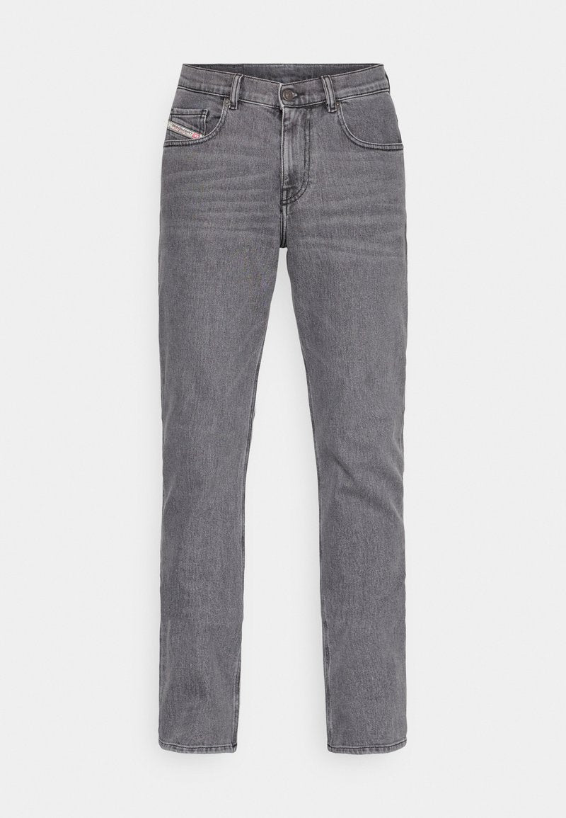 Graue Jeans aus Denim mit geradem Bein, ausgestattet mit einem Knopfverschluss, fünf Taschen und einer dezenten, verwaschenen Optik.