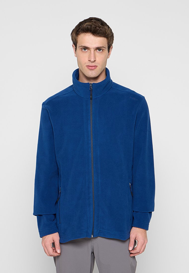 Blaue Fleecejacke mit hohem Kragen, durchgehendem Reißverschluss und Seitentaschen. Weiche Textur und lockere Passform. Verstärkte Nähte an den Nähten.