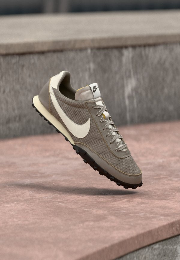 Nike Sportswear WAFFLE RACER '26 SE - Trainers - moon fossil/sail/shadow brown/coconut milk/black