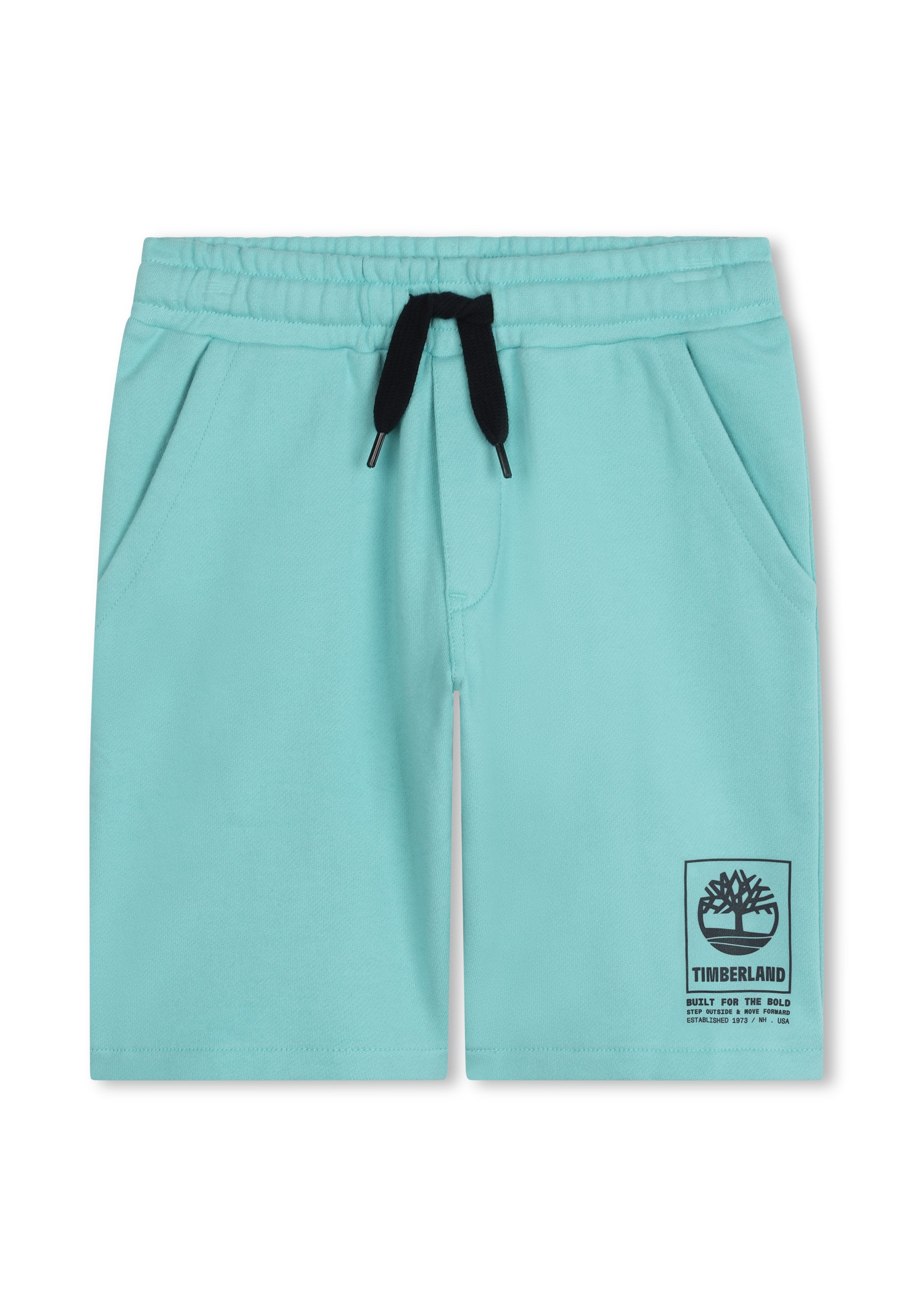 Himmelblaue Shorts mit einem Kordelzugbund, Seitentaschen und einem schwarzen Logo-Patch mit einem Baumdesign auf der unteren rechten Seite.