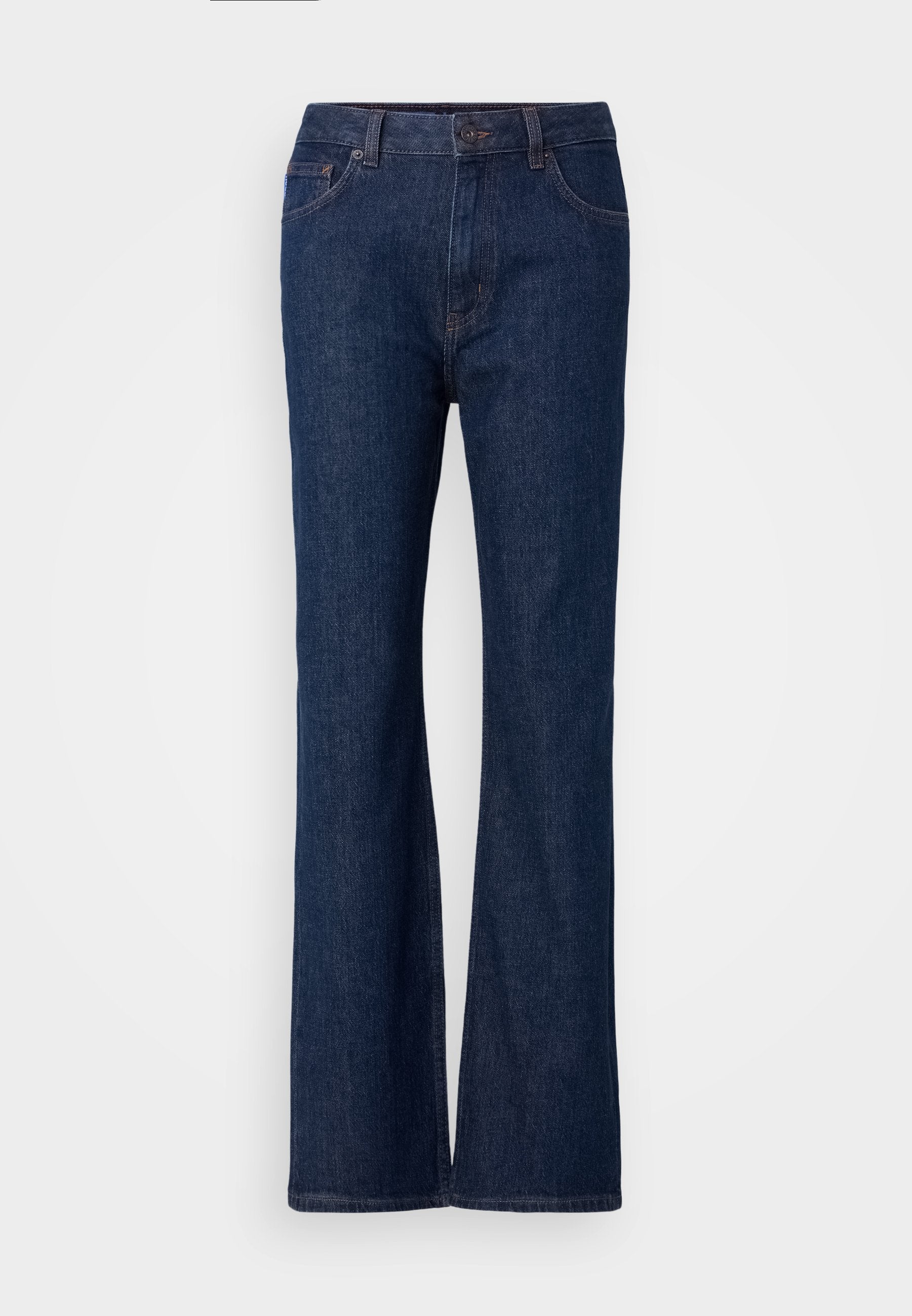 Ausgestellte blaue Denim-Jeans mit hohem Bund, die eine glatte Textur, einen Metallknopfverschluss und ein Fünf-Taschen-Design aufweisen.