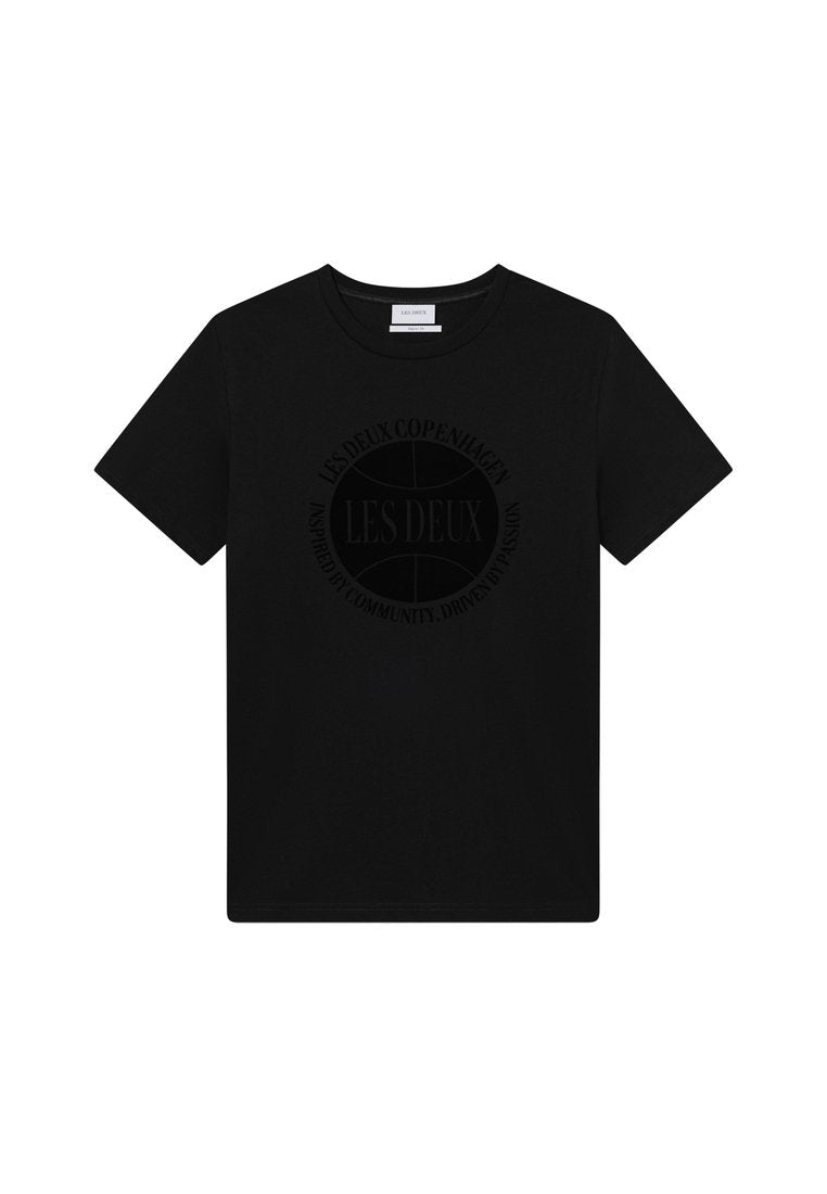 Schwarzes Baumwoll-T-Shirt mit Rundhalsausschnitt, mit einem kreisförmigen Grafikdesign in mattschwarzem Text: "LES DEUX COPENHAGEN" und "INSPIRED BY COMMUNITY."