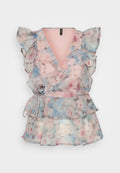 Blumige Wickelbluse mit kurzen, gerafften Ärmeln, die eine Mischung aus rosa, blau und grau Tönen aufweist, an der Taille gebunden, aus leichtem, transparentem Stoff.