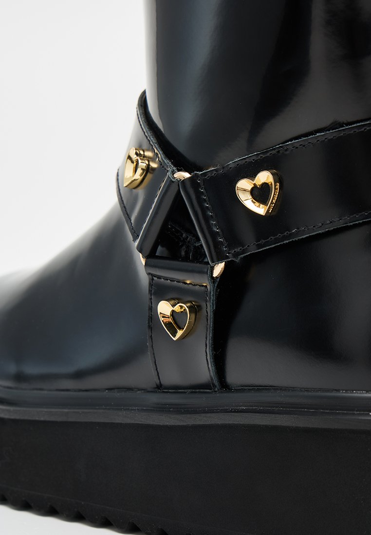 Love Moschino