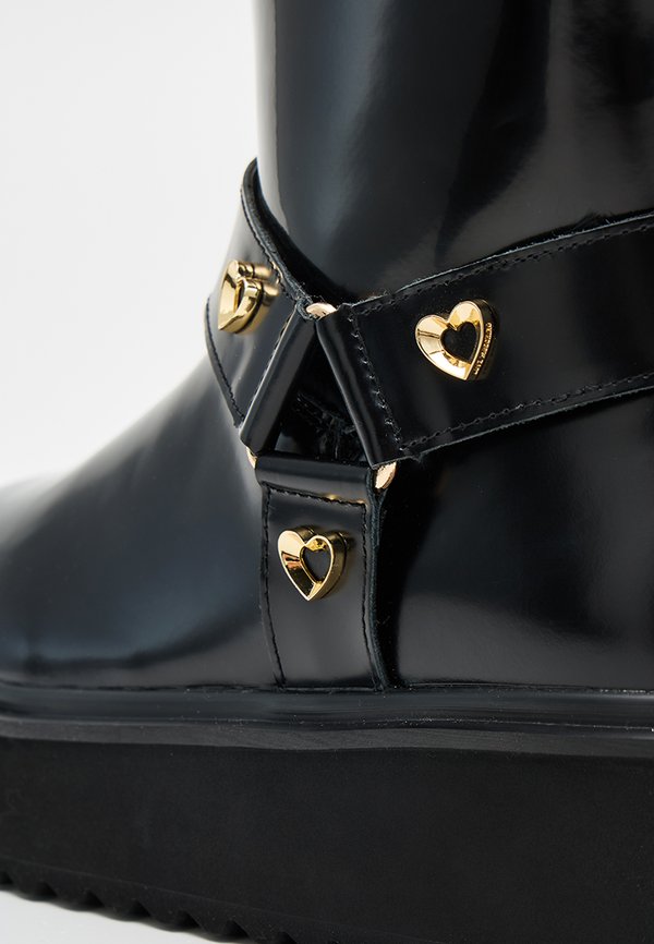 Love Moschino
