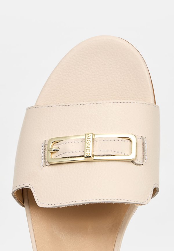AIGNER LEONORA