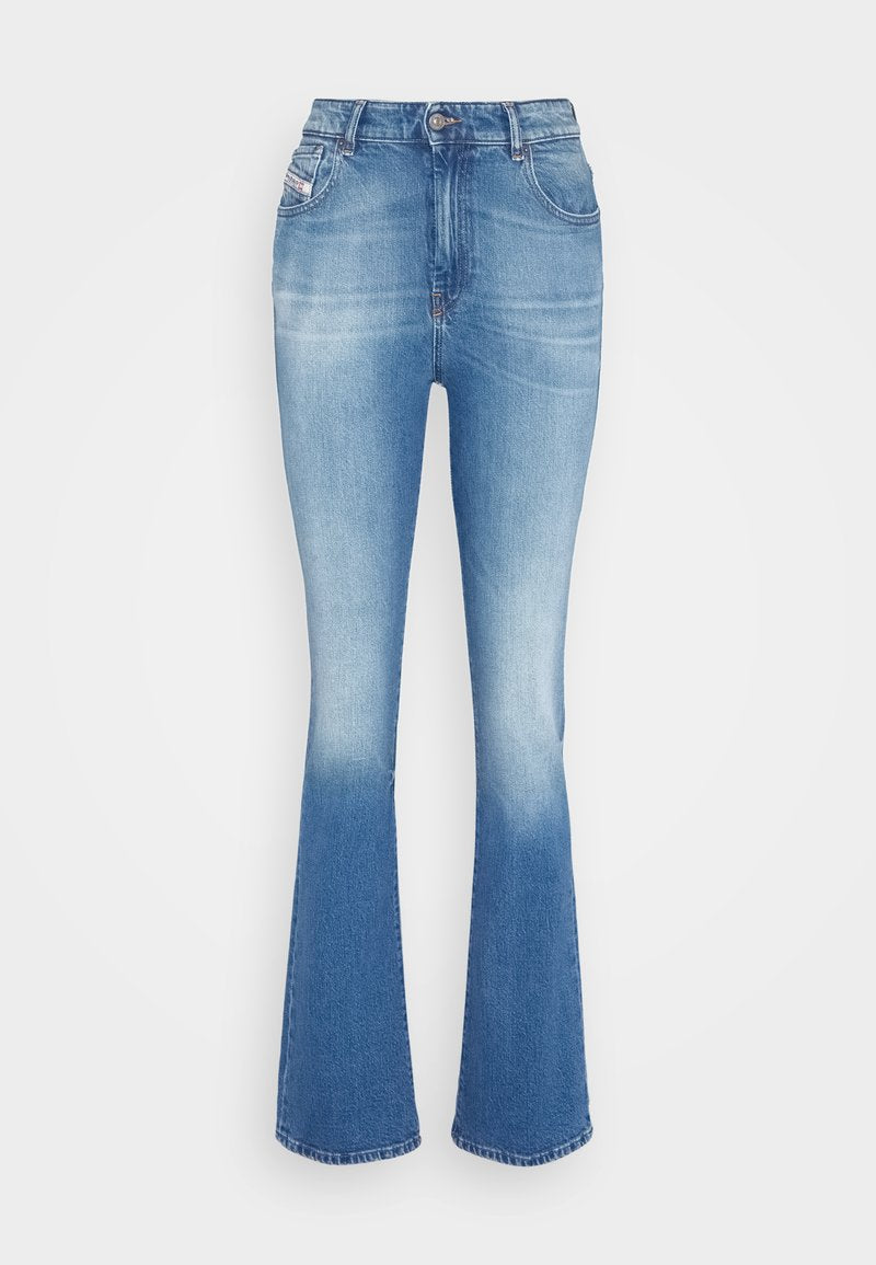 Hellblaue, ausgestellte Jeans mit hoher Taille, subtiler Ausbleichung an den Oberschenkeln, zwei Fronttaschen und einem Knopfverschluss am Bund.
