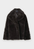 Schwarze Jacke aus Kunstpelz mit breitem Kragen, langen Ärmeln und einer weichen, strukturierten Oberfläche. Innenfutter sichtbar, mit einem Etikett, das den Markennamen zeigt.