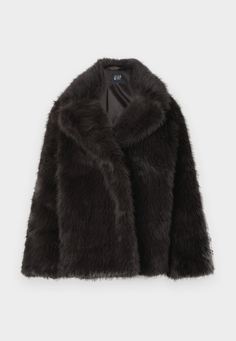 Schwarze Jacke aus Kunstpelz mit breitem Kragen, langen Ärmeln und einer weichen, strukturierten Oberfläche. Innenfutter sichtbar, mit einem Etikett, das den Markennamen zeigt.