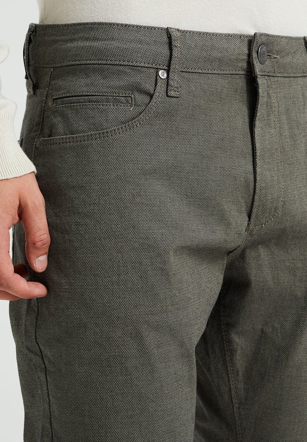 WE Fashion SLIM FIT