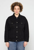 Schwarze Jeansjacke mit Kragen, Vordertaschen und silbernen Druckknöpfen. Lockerer Schnitt mit auffälligen Nähten und glatter Textur.